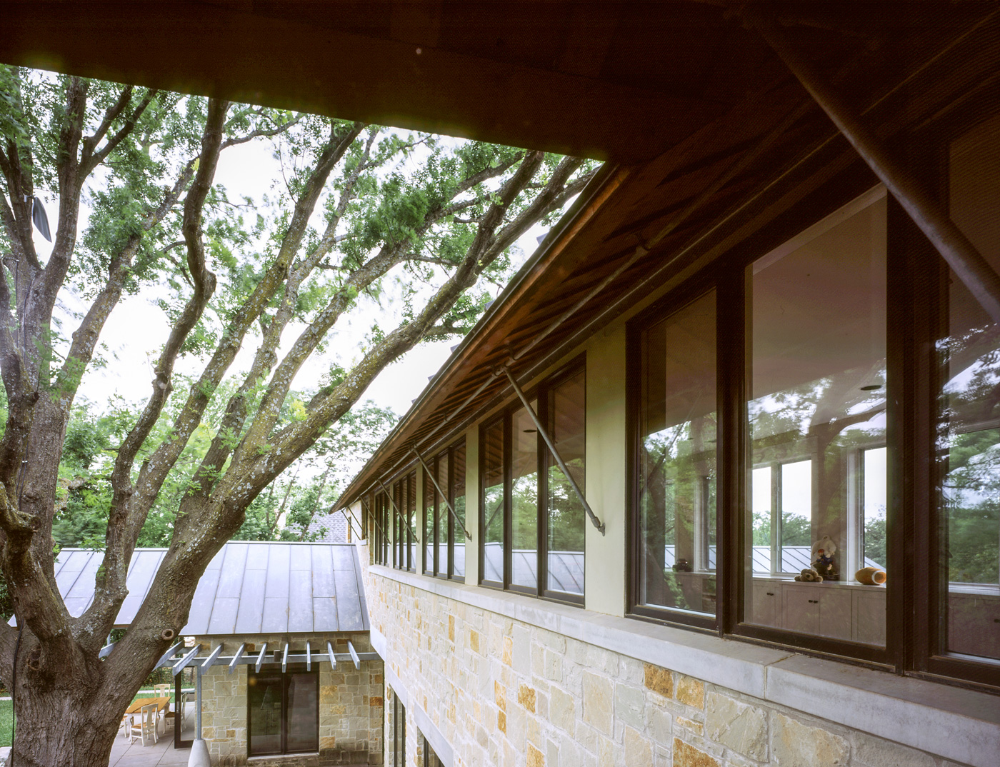 A wall of windows spanning across a room visible from outside.